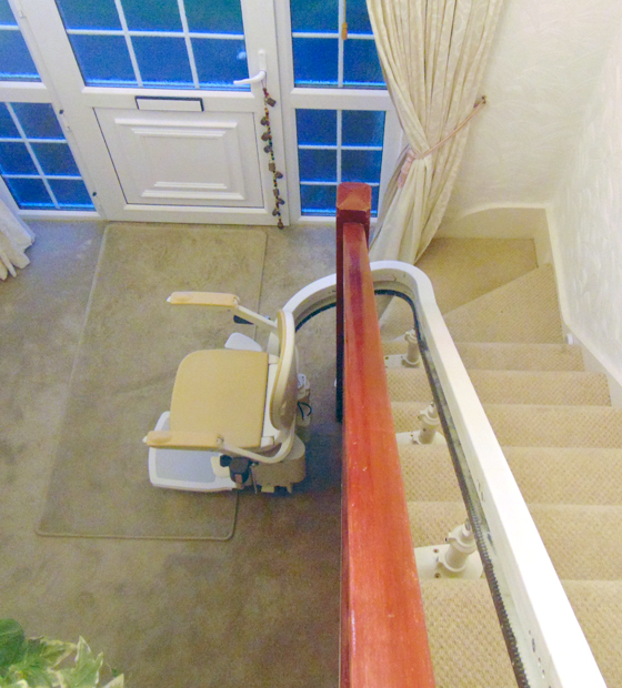 Brooks-Acorn-Curved-Stairlift-Images-and-Pictures